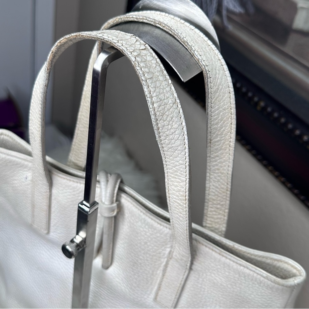 Elegant Burberry White Leather Tote Bag - Picture 9 of 16